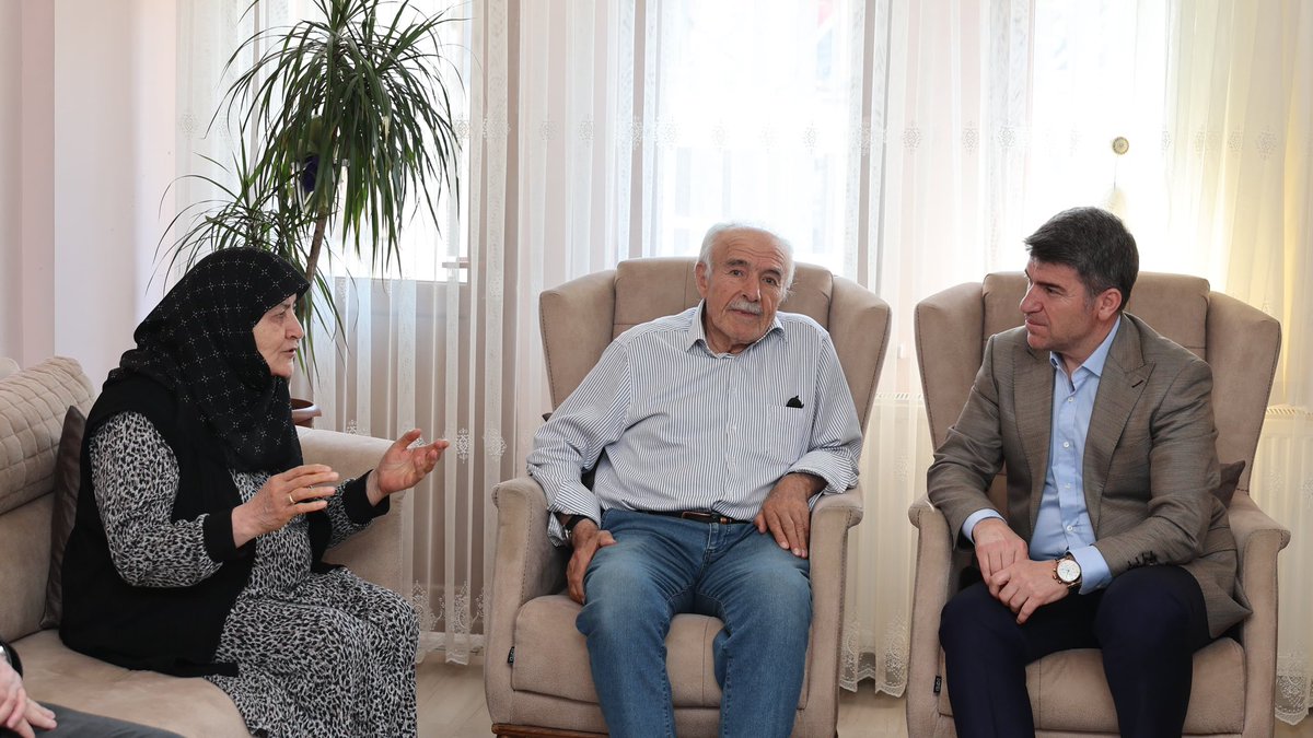 AmasyaValiligi's tweet photo. 📍 Suluova 

Kahraman Şehidimiz Piyade Asteğmen Metehan ATMACA'nın Kıymetli Ailesini ziyaret ederek, Şehidimizin Fedakar Annesi Havva Teyzemizin Anneler Günü'nü kutladık.

#AnnelerGünü 💐
#VatanSizeMinnettar 🇹🇷 https://t.co/mMvHTyst8q