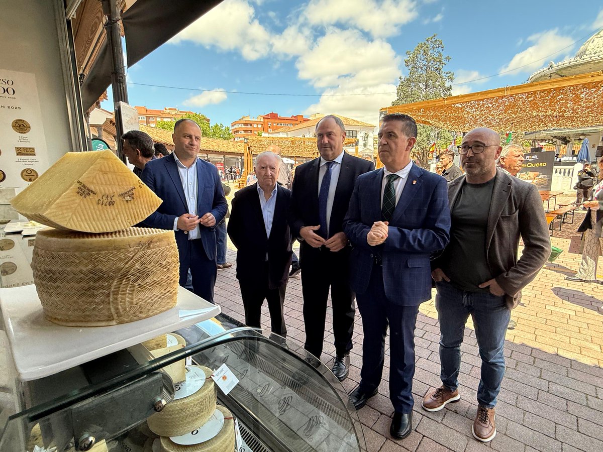 AgriculturaClm's tweet photo. 🧀 El @gobjccm reivindica el Queso Manchego como bandera de calidad y motor de las exportaciones y del desarrollo rural

📸Feria Internacional del Queso de Albacete

ℹ️ https://t.co/w6FvQmgjhn

#CLM https://t.co/lQL8WSdZdf