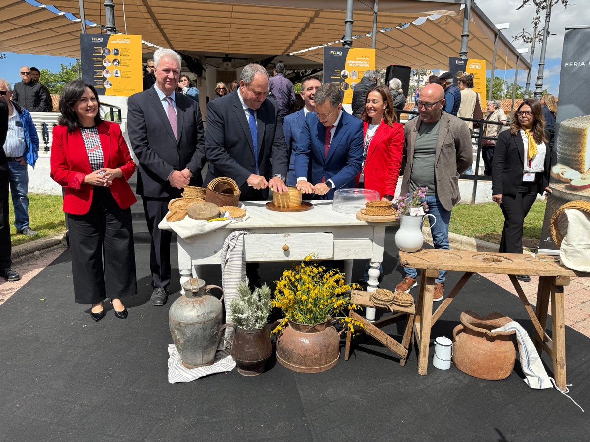 AgriculturaClm's tweet photo. 🧀 El @gobjccm reivindica el Queso Manchego como bandera de calidad y motor de las exportaciones y del desarrollo rural

📸Feria Internacional del Queso de Albacete

ℹ️ https://t.co/w6FvQmgjhn

#CLM https://t.co/lQL8WSdZdf
