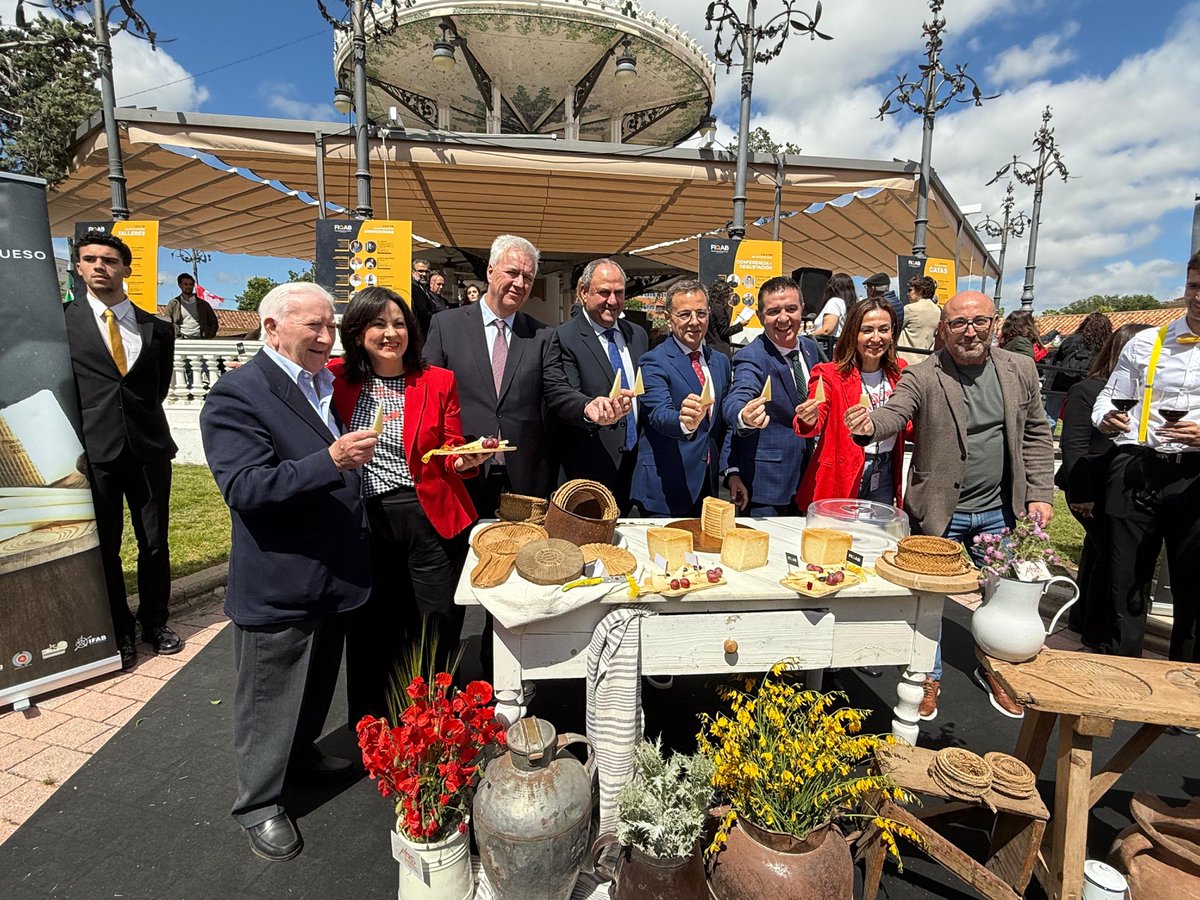 AgriculturaClm's tweet photo. 🧀 El @gobjccm reivindica el Queso Manchego como bandera de calidad y motor de las exportaciones y del desarrollo rural

📸Feria Internacional del Queso de Albacete

ℹ️ https://t.co/w6FvQmgjhn

#CLM https://t.co/lQL8WSdZdf
