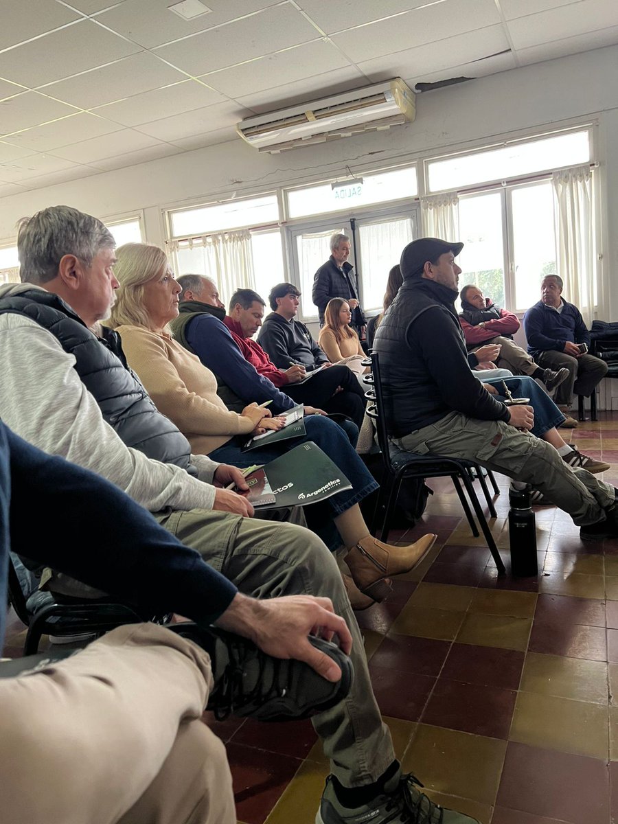 Argenetics_OK's tweet photo. Jornada técnica en Gral. La Madrid.
Sabemos que la mejor manera de acompañar al productor ganadero es pisando la tierra. Llevamos a cabo una excelente jornada  junto a Cimagro, donde Argenetics repasó el posicionamiento de la empresa y presentó sus nuevos lanzamientos. https://t.co/Xz4Hp30JkW