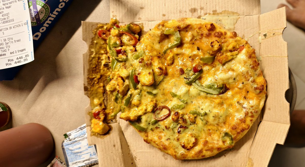 77stallion's tweet photo. @dominos @dominos_india is this what u serve when order a pizza ? Now u suggest should we eat or throw it ? 
Pls refund my money . https://t.co/aGSrRirCuq