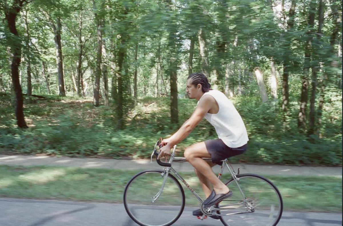 Struggle_Apollo's tweet photo. jules on that damn bike LMAOOO https://t.co/v4qbyX30sT
