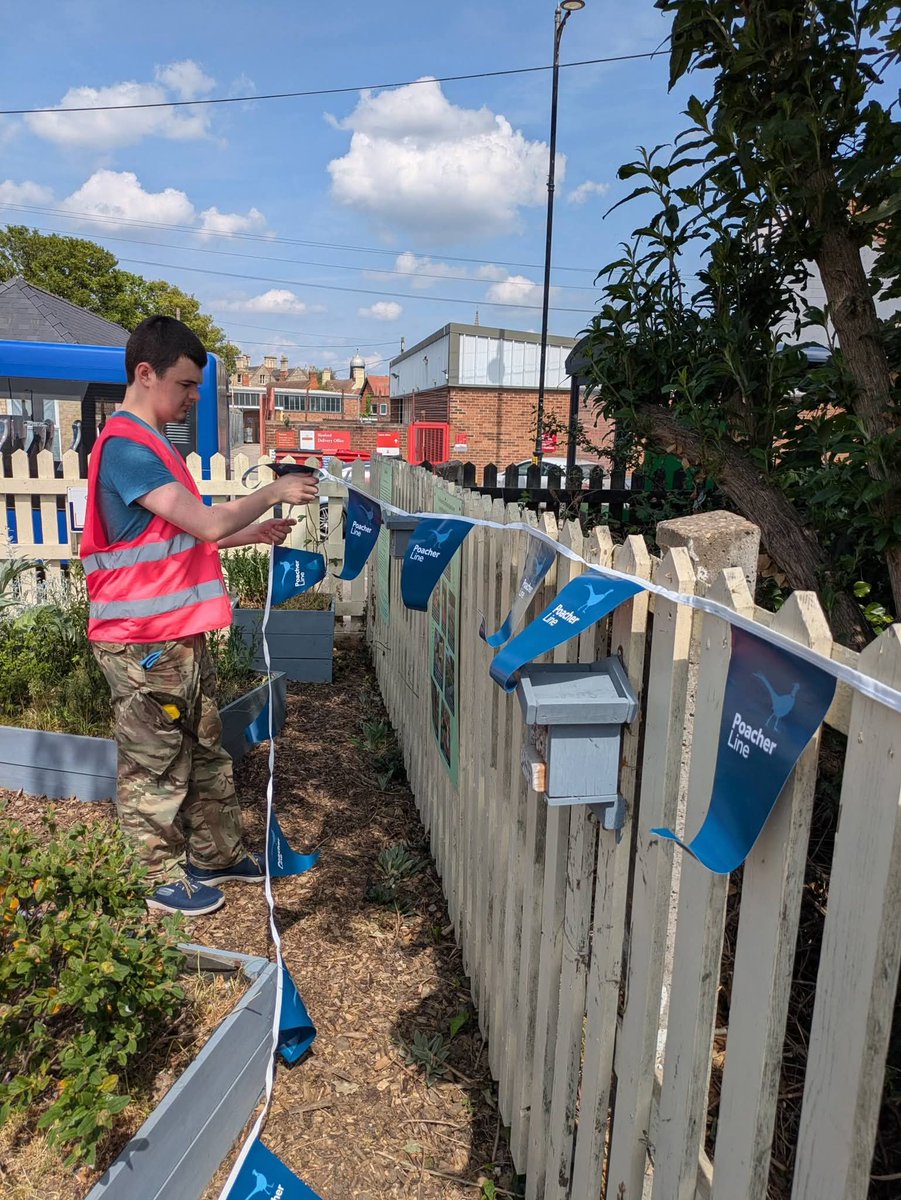 Rainbow_Stars1's tweet photo. Beautiful weather here in Sleaford so a productive trip to the station. Lots of weeding, everyone got stuck in. We checked on the fruit and vegetable plants too. We need some rain as the water butt is empty. We love our special place.
#emrstationadopters
#learningthroughplants https://t.co/rBprQzoidZ