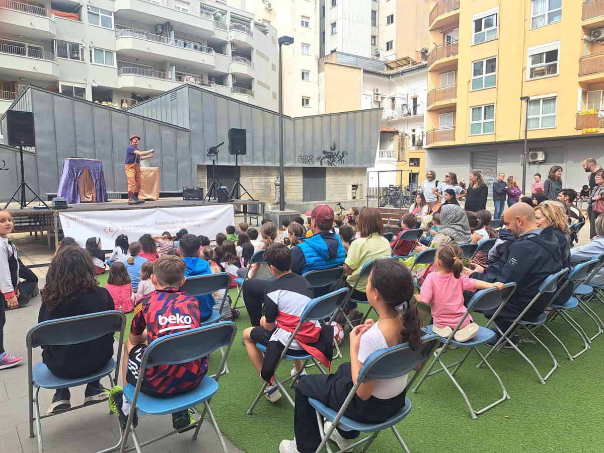 eixamplegirona's tweet photo. . Alguns moments de l'espectacle infantil "A tota màquina" de la Cia Bitxicleta. 🥳
#FestaMajorEixample
#fembarri
#viugirona https://t.co/Uo0ehRwld4