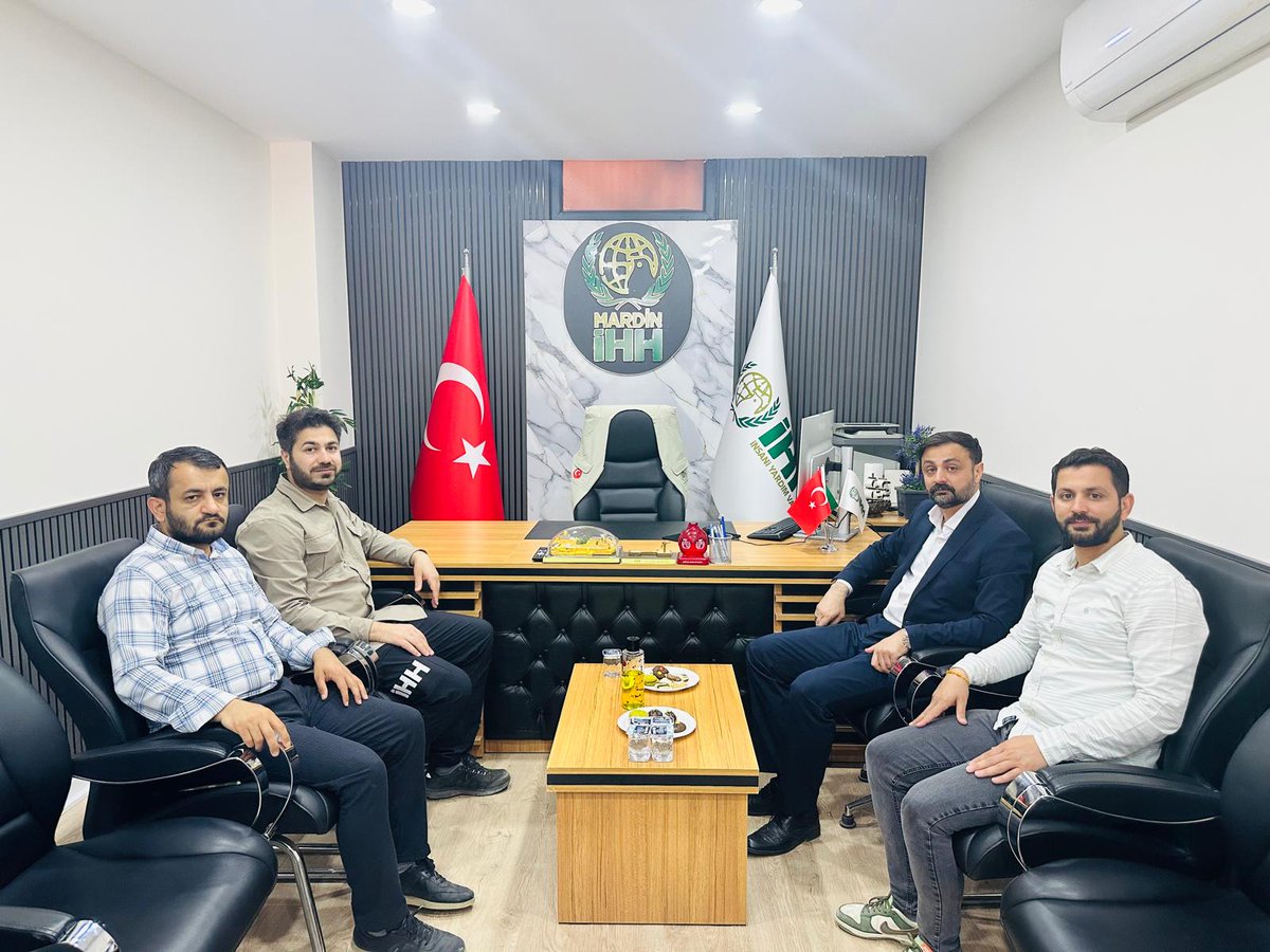 Mardin_IHH's tweet photo. Yeni dernek binamız vesilesiyle, Mardin Aile ve Sosyal Hizmetler İl Müdür Yardımcısı Sayın Abdulbaki Ete, Başkanımız Hamdullah Aşar'ı ziyaret etti. 

Nazik ziyaretleri için kendilerine teşekkür ediyor, yeni hizmet binamızın hayırlara vesile olmasını temenni ediyoruz. https://t.co/zIfHdCjTjm
