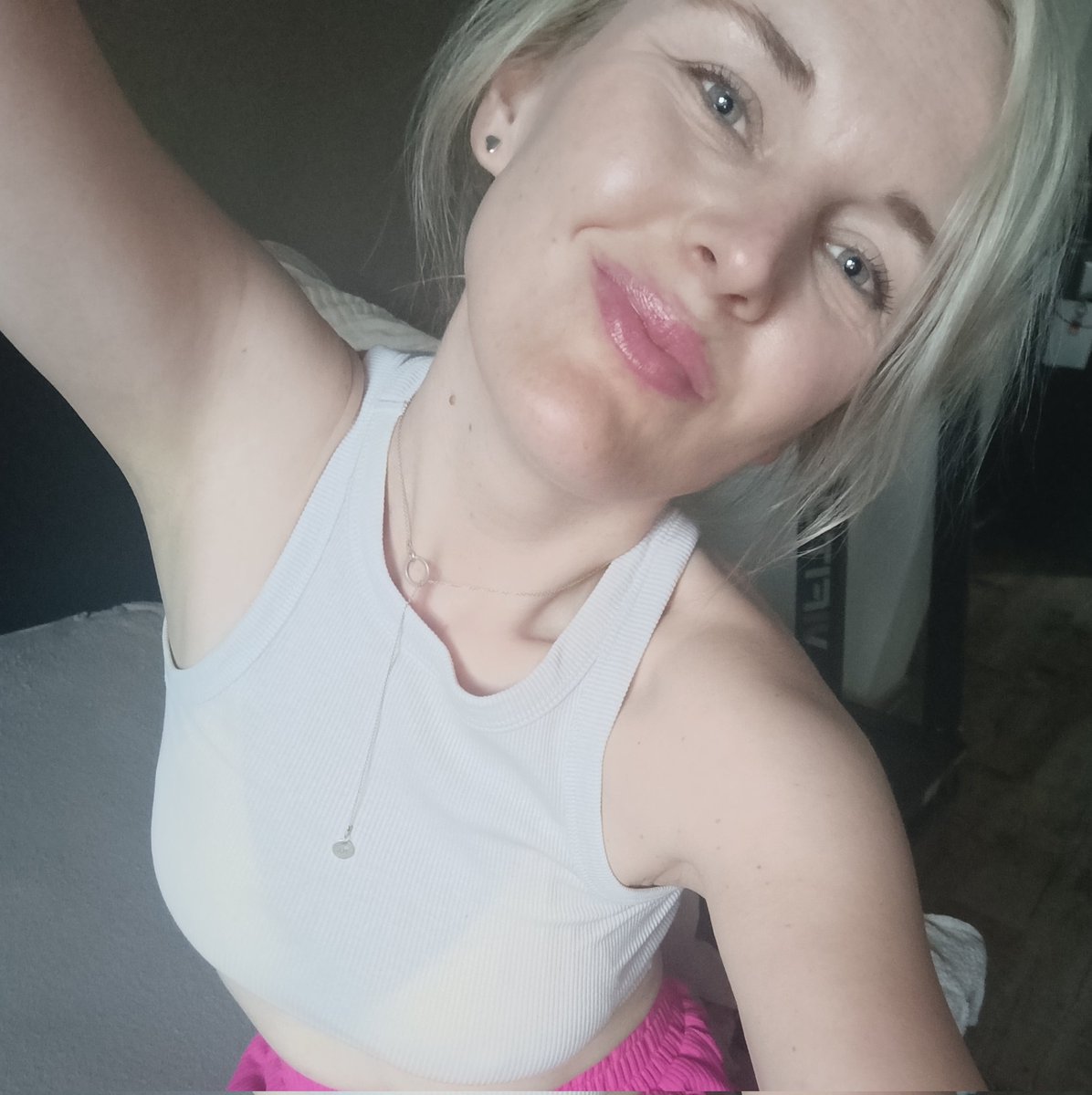 P_etraN's tweet photo. Xko je naprosto nejlepší sociální síť! Dozvěděla jsem se, že MJ má být někde ukrytý, já mám plasticke úpravy a PP je nad Bohem.. miluju to tady! 🥹 A já vám přeju hezký víkend bez nevyžádaných rad 😀 https://t.co/cbS29jSPla