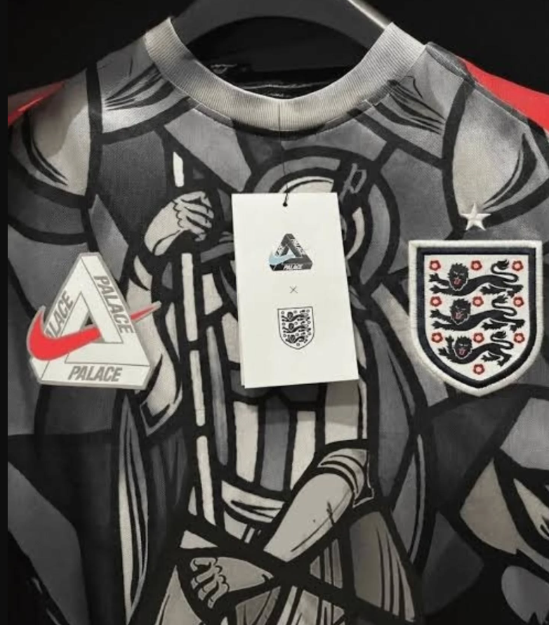 🏴󠁧󠁢󠁥󠁮󠁧󠁿⚽️Uma Camisa Pré-Jogo da Seleção da Inglaterra traz a imagem de São Jorge, padroeiro do país estampada na frente.