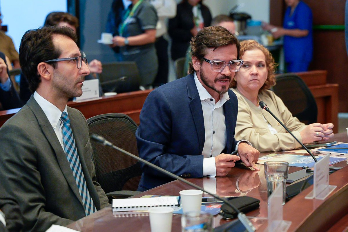 EAFIT's tweet photo. 📌Hoy visitamos el recinto del @ConcejoMedellin y como parte del orden del día de esta sesión, @rimejiag, director de #EnergyValley, tuvo un espacio para presentar este proyecto de Medellín como Valle de Energía ⚡️ junto a otros expertos del sector como Jaime Arenas, director del cluster de Energía Sostenible de la @CamaraMedellin; Nicolas Mutis Gutiérrez, jefe de Asuntos Públicos de CEERA; Adriana María, directora de Investigación de la @UniversidadEIA; @risierra88, presidente de @Celsia_Energia; Ana Cristina Rendón Escobar, gerente de @FISE_Colombia; Ana Mercedes, Restrepo, gerente de Estrategia e Innovación de  XM; Jhon Maya, gerente de @EPMestamosahi y Alejandro Ramírez Aponte, CEO de Energy Master.