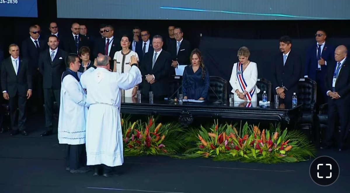 uno de los religiosos más hipócritas, corruptos y mamagorros de Costa Rica "orando" por su presidenta hipócrita, corrupta, mentirosa, vendida y sionista