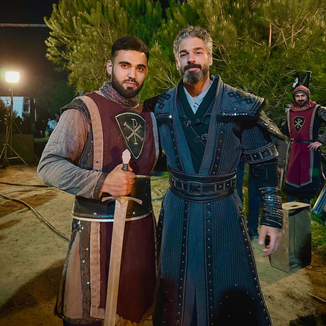 0rhan_Sultan's tweet photo. الممثل شوكرو أوزيلديز من تصوير الحلقة الأخيرة من مسلسل المؤسس أورهان . 
#KuruluşOrhan || #şükrüözyıldız https://t.co/hfoQvLDAeE