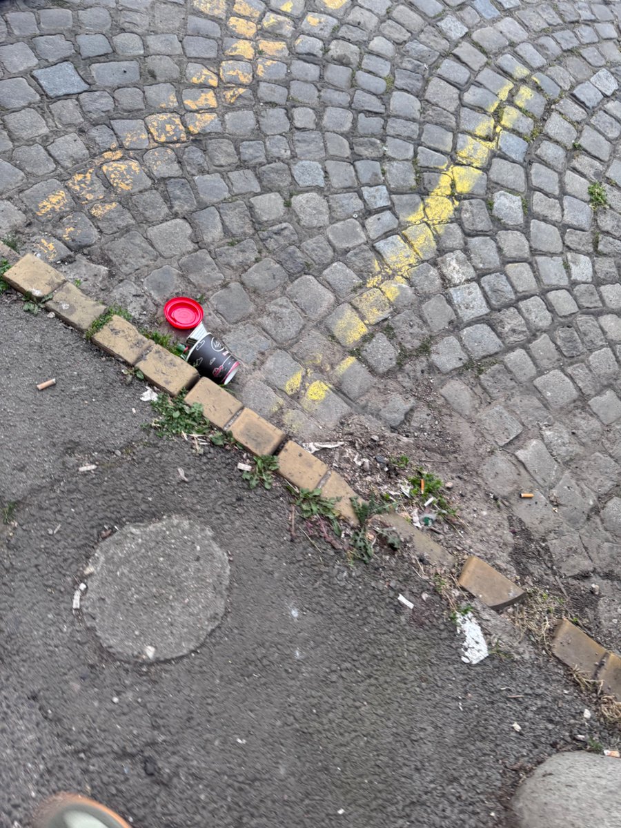goksipp's tweet photo. @prijavi_problem Poštovani, đubre i dalje duž cele ulice @prijavi_problem https://t.co/49b8sUUTwg