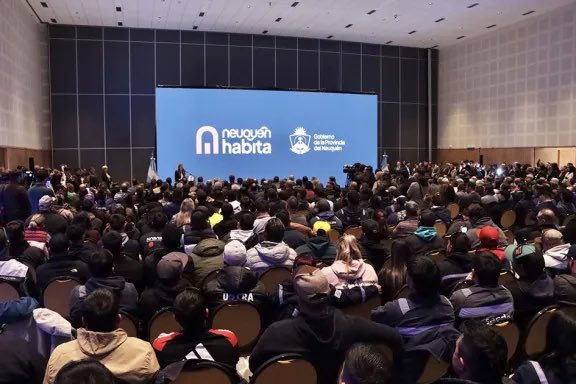 pipilepore's tweet photo. HISTÓRICO 🙌

Hoy @Rolo_Figueroa hizo un anuncio inédito: la provincia del Neuquén lanzó su propia línea de créditos hipotecarios para la construcción de la casa propia.

Los neuquinos vienen diciendo que el acceso a la vivienda es su principal problema, por eso decidimos avanzar. Porque entendimos algo simple: con un Estado ordenado, la renta de nuestros recursos tiene que volver a la gente. 

No te quedes afuera! Anótate y difundí esta información para que más Neuquinos estén más cerca de cumplir el sueño de tener su casa. 

https://t.co/TOTQUpJsUV