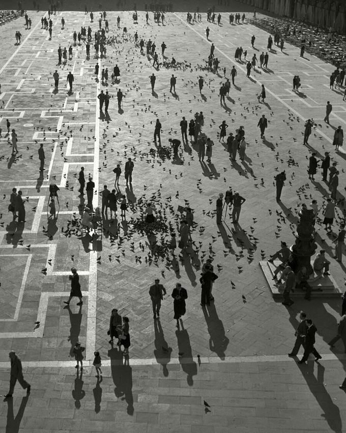 LadyDistopia's tweet photo. Todo el mundo sabía que solo quedaban tres baldosas del suelo de la plaza de San Marcos sin pisar, pero nadie sabía cuáles eran. El caso es que tampoco se atrevían a recorrerla de punta a punta, por miedo a acabar con una suerte que, buena o mala, mejor dejarla estar. https://t.co/Dw8uA4fnxO