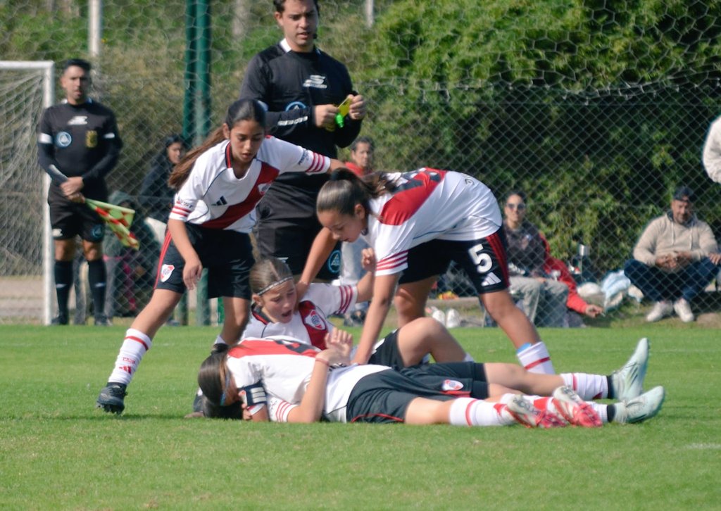 FelicitasF10's tweet photo. Seguir mejorando y creciendo  ⚽️🐔❤️. https://t.co/44pwvd60O8