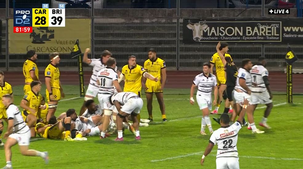 allezbriverugby's tweet photo. 83' 𝓔𝓼𝓼𝓪𝓲 𝓭𝓮 𝓑𝓻𝓲𝓿𝓮 !
Nouvelle séance de pilonnage sur la ligne. Ca entre un peu de partout dans les rucks. Lawes parvient à avoir le ballon et à marquer l'essai du bonus, 2⃣8⃣ - 4⃣4⃣ #USCCAB https://t.co/J2AnAfphi3