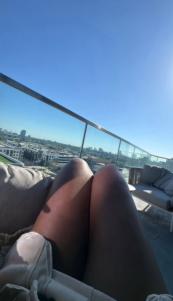 April nayomee tweet media