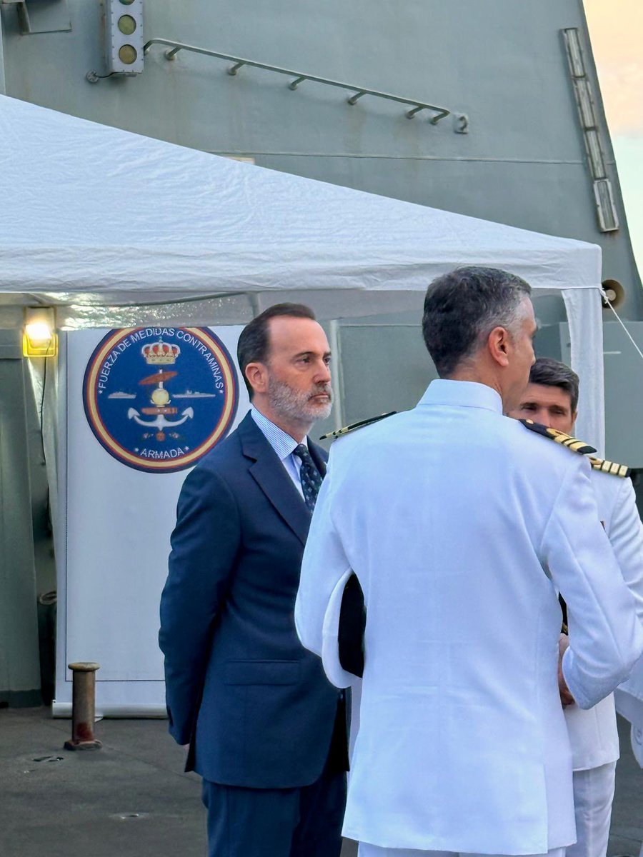 glesenne's tweet photo. La Armada española lidera los ejercicios navales de la OTAN que estos días se llevan a cabo en aguas del Mediterráneo. 

Unas maniobras que han hecho escala en la Estación Naval de Portopí, donde he podido conocer el buque 'Relámpago' y participar en el arriado solemne de nuestra bandera.

Ha sido un honor poder acompañar a nuestros marinos, ejemplo de entrega, profesionalidad y compromiso con la defensa de nuestra soberanía y nuestras fronteras. 

¡Viva la Armada y viva España! 🇪🇸