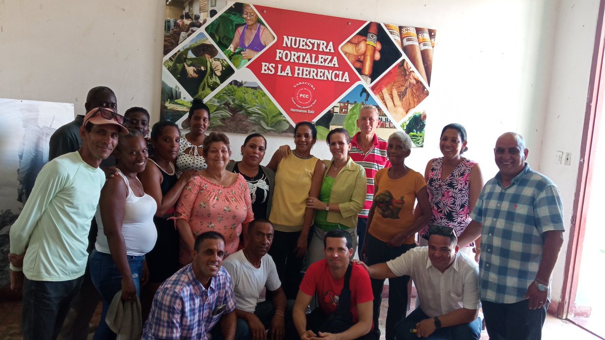 YoandyCueto's tweet photo. 🇨🇺 Cuadros y trabajadores del Comité Mcpal del #Partido en #SanJuanyMartinez felicitan a todas las madres en su día.🇨🇺
        🤗¡¡¡ Feliz día !!!🤗
#PinardelRío 
#100AñosConFidel https://t.co/a29pKU8HQf