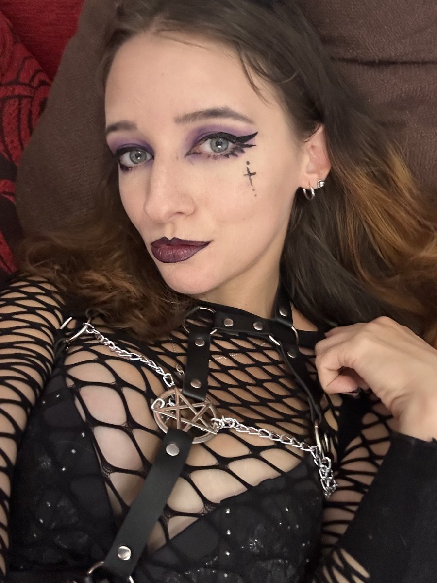 lilly_devil's tweet photo. Let's play a game. I'll send you some sexy pictures and you tell me if you get a hard-on. 😜 https://t.co/x4V3v68vju