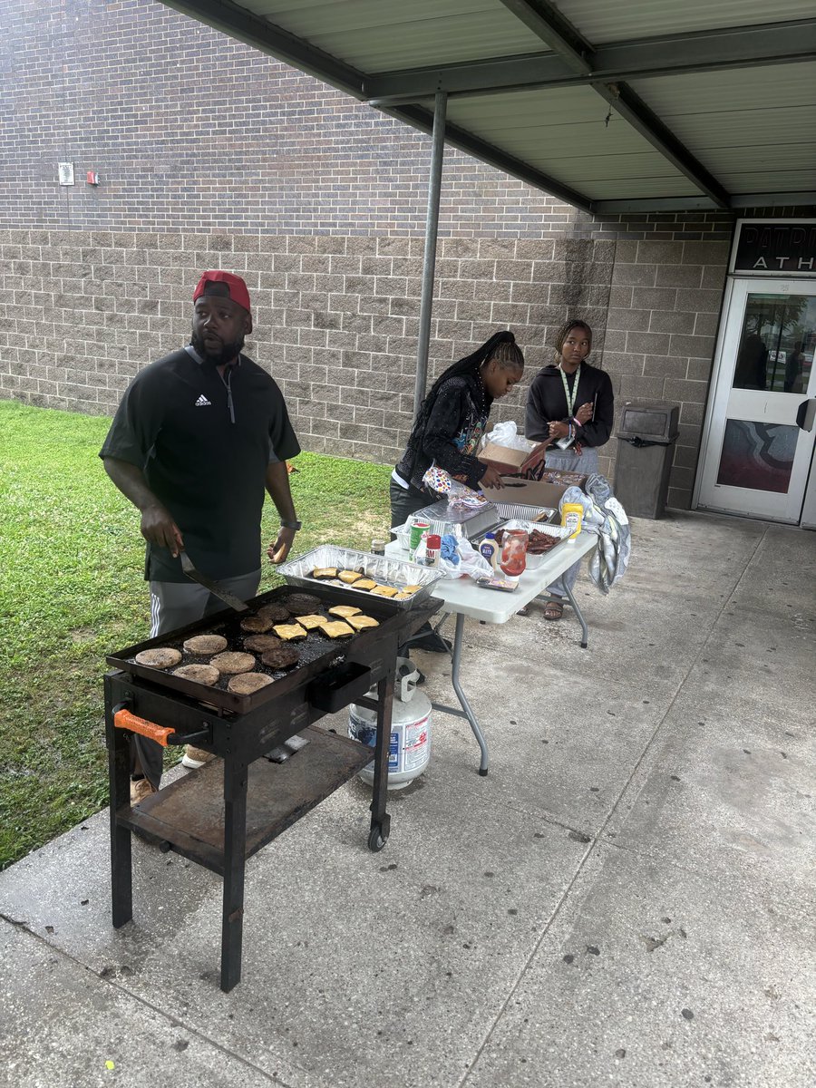Coach_JCleve's tweet photo. My guys have been working hard the past 4 weeks of spring football so let me fire 🔥 up the grill with hot dogs and burgers to show myself and the coaches appreciation for the players hard work!!!!!! @GcmPatriot @RodneyLemons1 #COUNTonME https://t.co/5IESvosQ3l