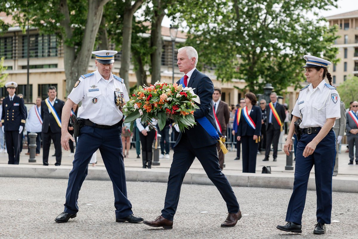 GregoryAllione's tweet photo. Le 8 mai 1945 nous oblige. Il nous oblige de ne jamais oublier, mais aussi de regarder le présent. 

Il marque la fin d’un conflit qui a profondément meurtri notre pays.
Une date qui nous rappelle le prix de la liberté, et le courage de celles et ceux qui se sont battus pour la défendre.

Aujourd’hui, à Aix-en-Provence, nous nous sommes rassemblés pour honorer leur mémoire.
Un moment de recueillement, mais aussi de transmission.
Car se souvenir, ce n’est pas seulement regarder le passé.
C’est comprendre ce qu’il exige de nous, aujourd’hui.

Cet engagement, nous le retrouvons chez celles et ceux qui, chaque jour, protègent et secourent.
Je pense notamment à nos sapeurs-pompiers, dont le dévouement et le sens du service incarnent, à leur manière, la continuité de cet esprit de solidarité et de courage.
Face aux crises, qu’elles soient humaines, naturelles ou accidentelles… Ils sont en première ligne.

En ce 8 mai, rendons hommage à nos héros d’hier.
Et n’oublions pas ceux qui aujourd’hui, perpétuent cet engagement au service des autres.