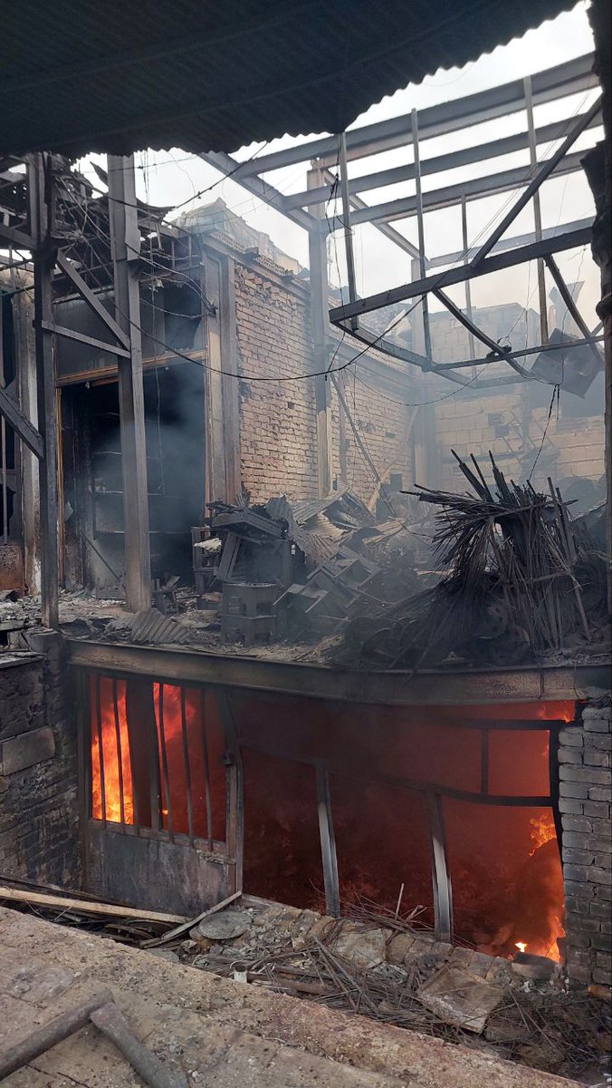 Hemadnazari's tweet photo. On January 8, #Rasht Bazaar was burned down while regime thugs trapped protesters in the flames and shot those who tried to escape.

#IranMassacre‌ https://t.co/LYcfk4x7Ac