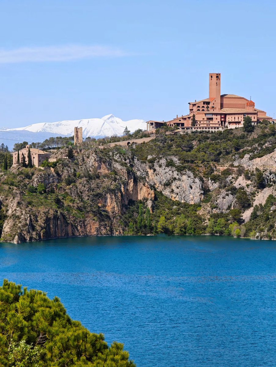 Huesca_LaMagia's tweet photo. ⛪✨Encaramado sobre los cortados que caen al embalse del Grado, con la sierra nevada cerrando el horizonte. 🏔️💙

Foto gracias a https://t.co/6RISL1wutw https://t.co/iuHgTMCGS3
