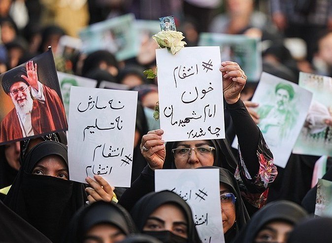 Mojtabapacino's tweet photo. نوشته انتقام خون خامنه‌ای چه شد؟
والا هیچی. دفنشم نکردن. هرشبم عروسی میگیرن. آتش‌بس هم تبدیل شده به تبادل آتش. https://t.co/56aA2fP1kY