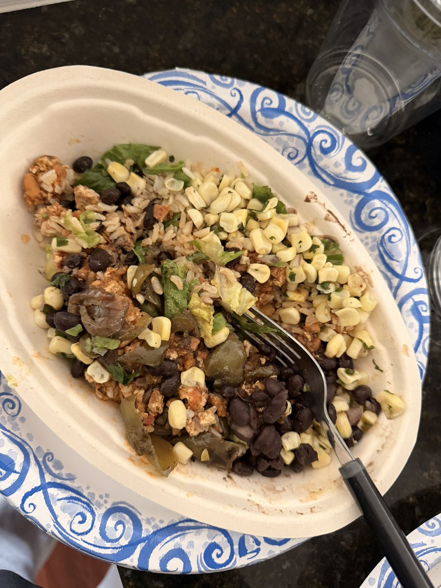 Steph_Bragg's tweet photo. @ChipotleTweets my sofrita salad is lacking the salad part. Isn’t it supposed to be a bed of lettuce? https://t.co/EUABuxAQ0h