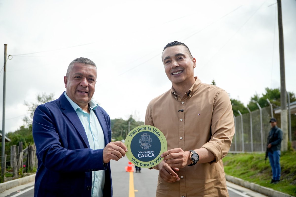 OctavioGuzmanGu's tweet photo. Hoy entregamos 6 kilómetros de vía completamente pavimentada entre Usenda, La Estrella y El Jardín, logrando que más de 22 mil personas puedan conectarse con oportunidades, dignidad y desarrollo. Ver cómo estas vías llegan hasta las montañas de Silvia, le devuelve la esperanza a uno como campesino y como caucano.

Porque sé lo que significa sacar una cosecha por caminos difíciles y esperar durante años una obra que nunca llegaba, me emociona profundamente estar aquí, demostrando con hechos que lo que hace un tiempo hablábamos en las plazas y los salones comunales, hoy gracias a ustedes, gracias a #LaFuerzaDelPueblo lo estamos haciendo realidad.