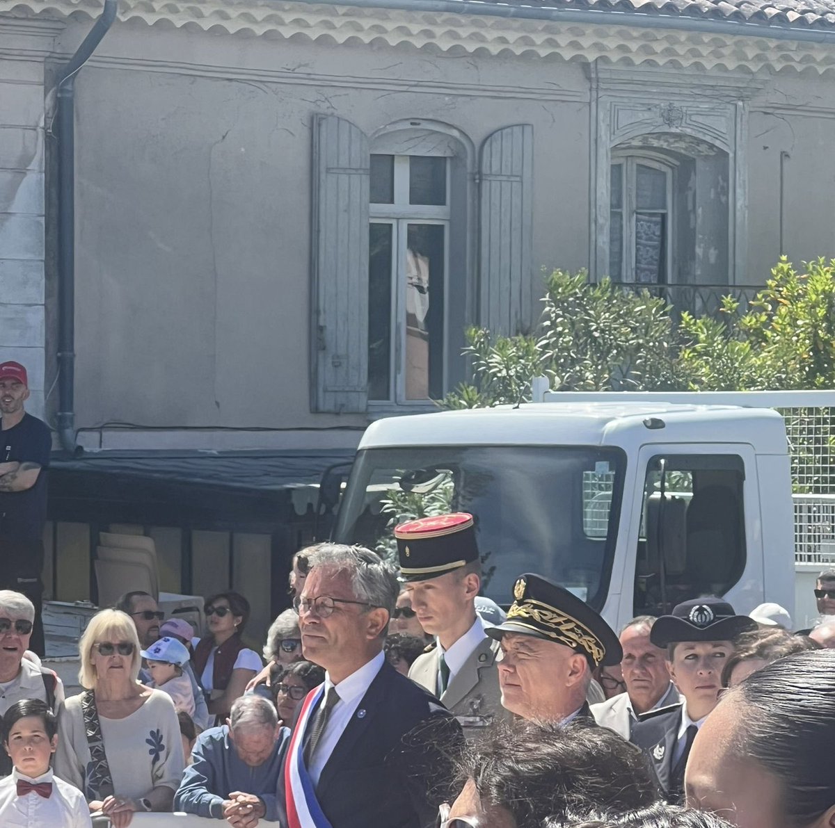 H2Lepinau's tweet photo. Notre majorité a rehaussé le dispositif pour célébrer dignement la commémoration de la reddition sans condition de l’Allemagne nazie le #8mai1945. #Carpentras honore les héros de la grande coalition transatlantique qui mit fin à la 2nd guerre mondiale. Vive la France! https://t.co/2F22DGMscW
