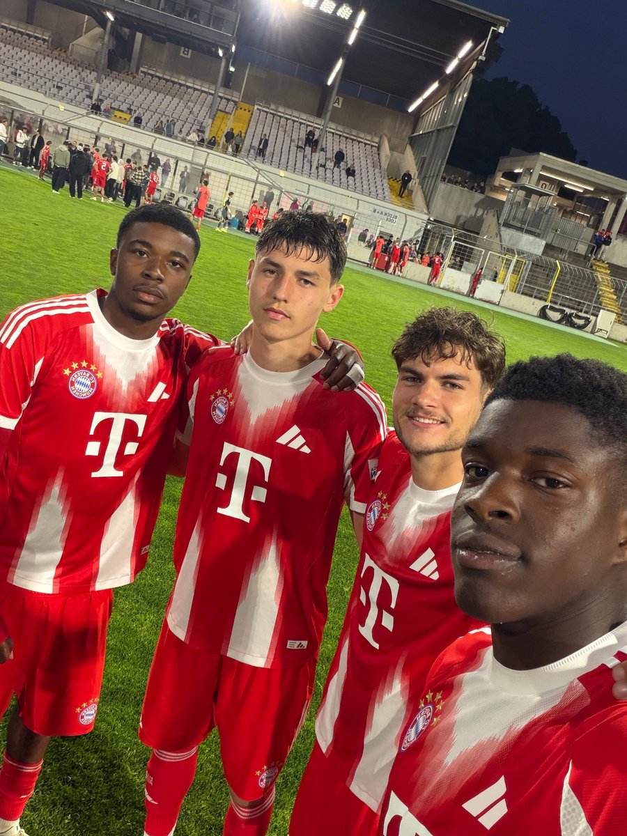 fcbayerncampus's tweet photo. 4x Debüt! 👏
#Lambe, #Pavić, #Schäfer und #Assomo erstmals für die erste #FCBAmateure im Einsatz. 👏 https://t.co/D9X1msM0Ff