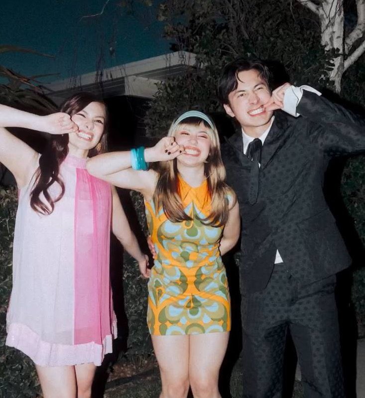 New(?) behind the scenes photo of Hudson Williams, Lola Tung and Alysa Liu for Laufey's "Madwoman" music video shown during Alysa's interview (via GoldHouseCo)

Are there more interviews in store ahead of and after the Gold Gala⁉️

🔗instagram.com/reel/DYFsqE7P5…