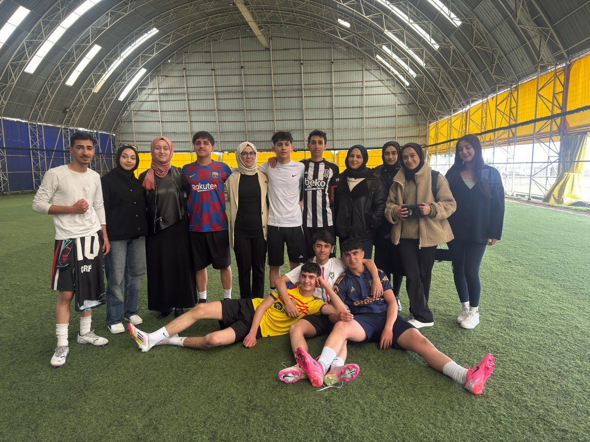 MektebiAkif's tweet photo. Bahar sezonunda okulumuzda düzenlediğimiz sınıflar arası futbol ve voleybol turnuvasıyla hareketli bi sezon geçiriyoruz.Emeği geçen tüm öğretmenlerimize ve öğrencilerimize teşekkür ediyor başarı elde eden sınıflarımızı kutluyoruz.@bingolvaliligi @bingolmem @MustafaOzel66 https://t.co/5tNeiZ2ZdS