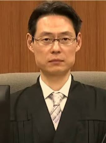 広瀬孝裁判長
こいつが、現在のしばき隊を実質守ったと言っても過言ではありません。
この裁判から、左翼を取り締まる
事が躊躇されました。左翼を守る裁判長です。