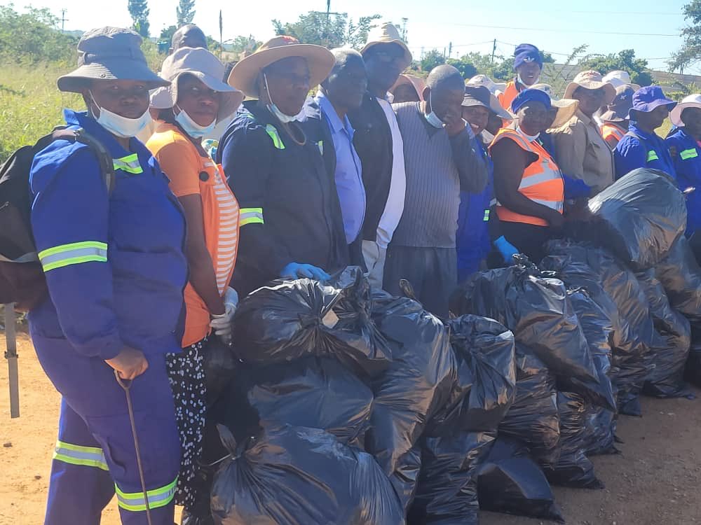 CityofBulawayo's tweet photo. Ward 25 Cleanup campaign
#NationalCleanUpCampaign https://t.co/p0aoozwGc2