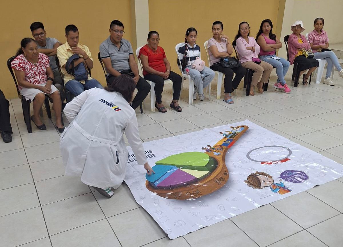 Salud_Guayas's tweet photo. Con  dinámicas educativas, el personal del Centro de @Salud_Ec  #MapasingueEste socializa en salas de espera la estrategia de la #CucharaSaludable. Usuarios  y familiares aprenden a distribuir adecuadamente sus alimentos 🥩 🥕 para una alimentación equilibrada y una vida sana. https://t.co/tKPJPQ3AyP