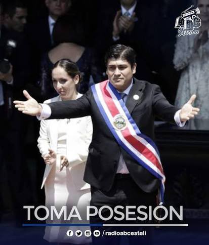 RepublicaSuc's tweet photo. Imagínense hacer mal la proporción de la bandera presidencial… y que la principal afectada probablemente ni lo notó porque estaba ocupada creyendo que se veía elegante… https://t.co/GRWAaZb7OG