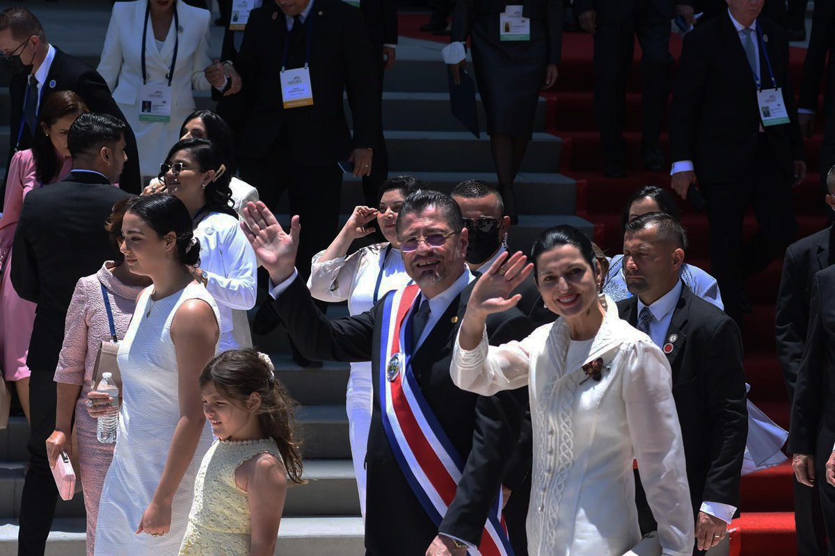 RepublicaSuc's tweet photo. Imagínense hacer mal la proporción de la bandera presidencial… y que la principal afectada probablemente ni lo notó porque estaba ocupada creyendo que se veía elegante… https://t.co/GRWAaZb7OG