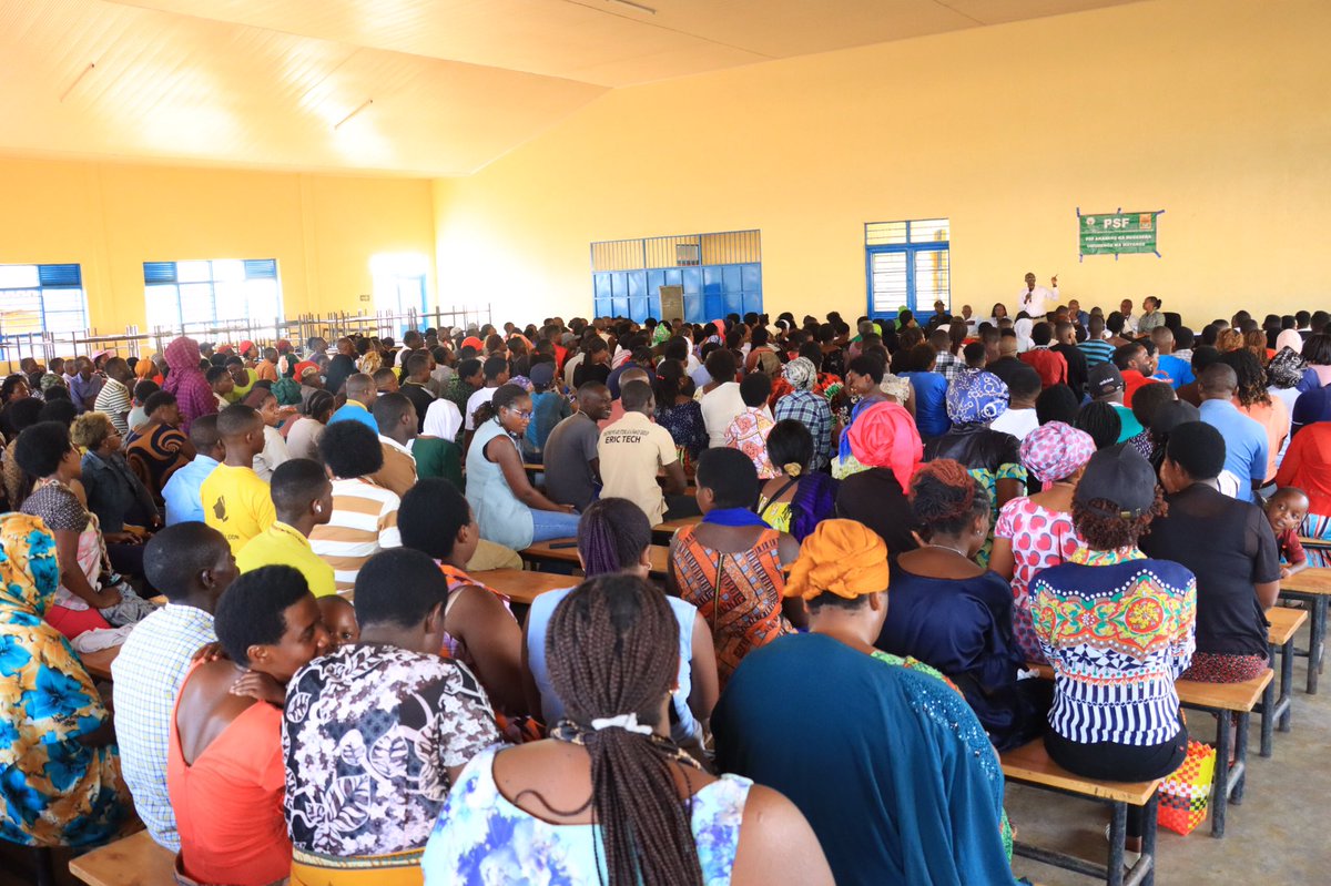 BugeseraDistr's tweet photo. Ku gicamunsi, itsinda rya @PSF_Rwanda ku rwego rw’Akarere riyobowe na Dr. Munyaburanga Eduard, basuye banaganira n’abikorera bo muri @MayangeBugesera ku mikorere n’imikoranire yabo n’izindi nzego hagamijwe kugera ku iterambere mu bikorera no ku gihugu muri rusange. https://t.co/GrOB87a7zl