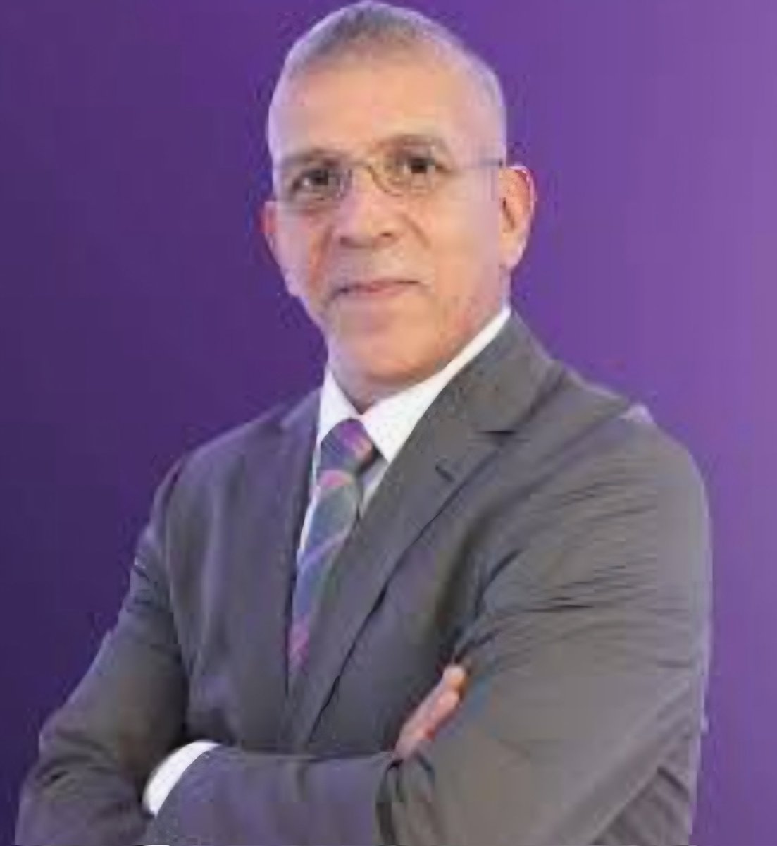 من الذي سقط السقطة الكبرى و جاء بحفيظ دراجي ..؟
ألا تقرأون ما يكتب بحق وطنكم و بحقكم كسعوديين ..؟
ألا تفهمون .؟
ألا تستحون .؟