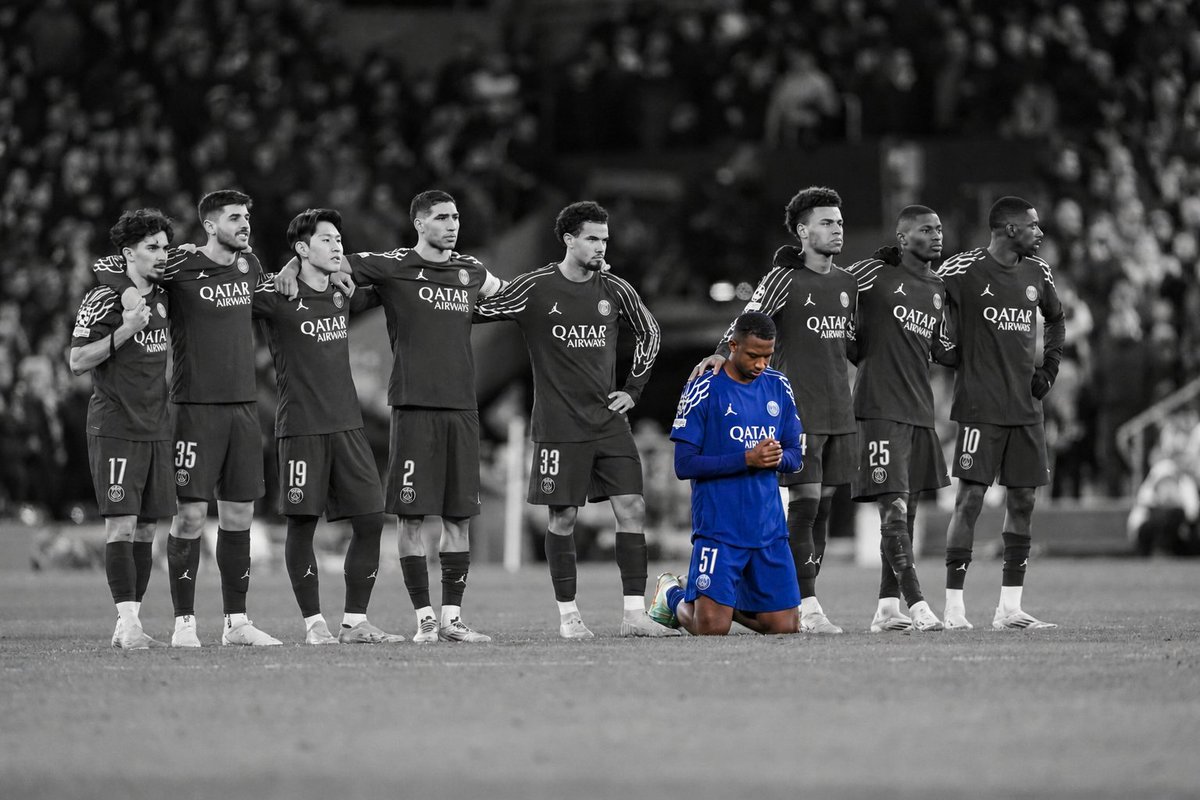 L’HISTOIRE ÉMOUVANTE DERRIÈRE LE NUMÉRO 51 DE WILLIAN PACHO 🇪🇨 🥹

Willian Pacho 🇪🇨 naît en 2001 à Quinindé, un petit village équatorien où les rêves de foot n’aboutissent quasiment jamais… Timide et discret, il met du temps avant de se faire repérer. 

Alors qu’il doute parfois