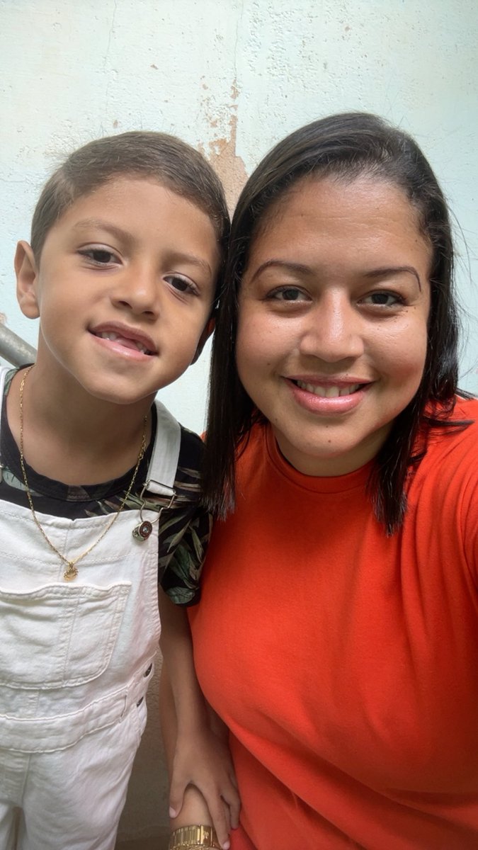 giwichello's tweet photo. Com minha rainha Vera e com os meus presentes: Antônio e João. Amo vcs do sofá #FelizDiadasMães #pravariar https://t.co/SOK9iBgZb5