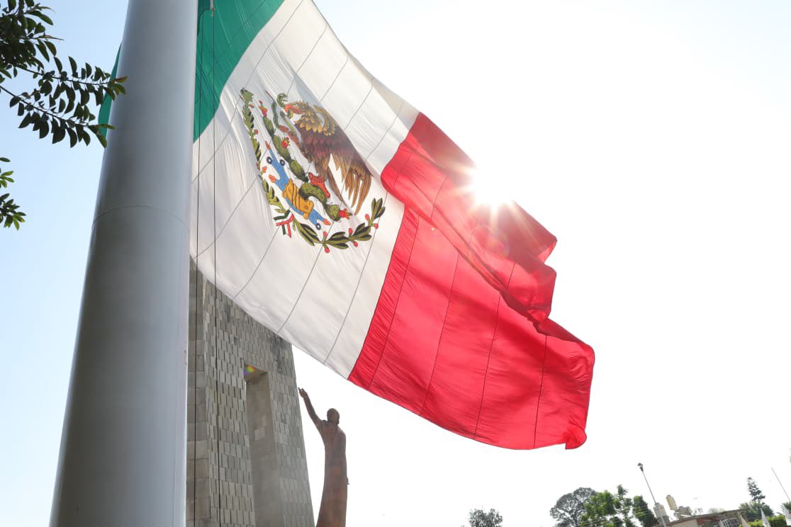 jorgelona1's tweet photo. Un honor representar a la Gobernadora @LibiaDennise en la celebración de los 273 años del natalicio de Don Miguel Hidalgo y Costilla, cuyo grito despertó a la nación entera a la libertad y la independencia, trazando la ruta en la que avanzamos hoy con el orgullo de ser mexicanos. https://t.co/qI3g3nHKJe