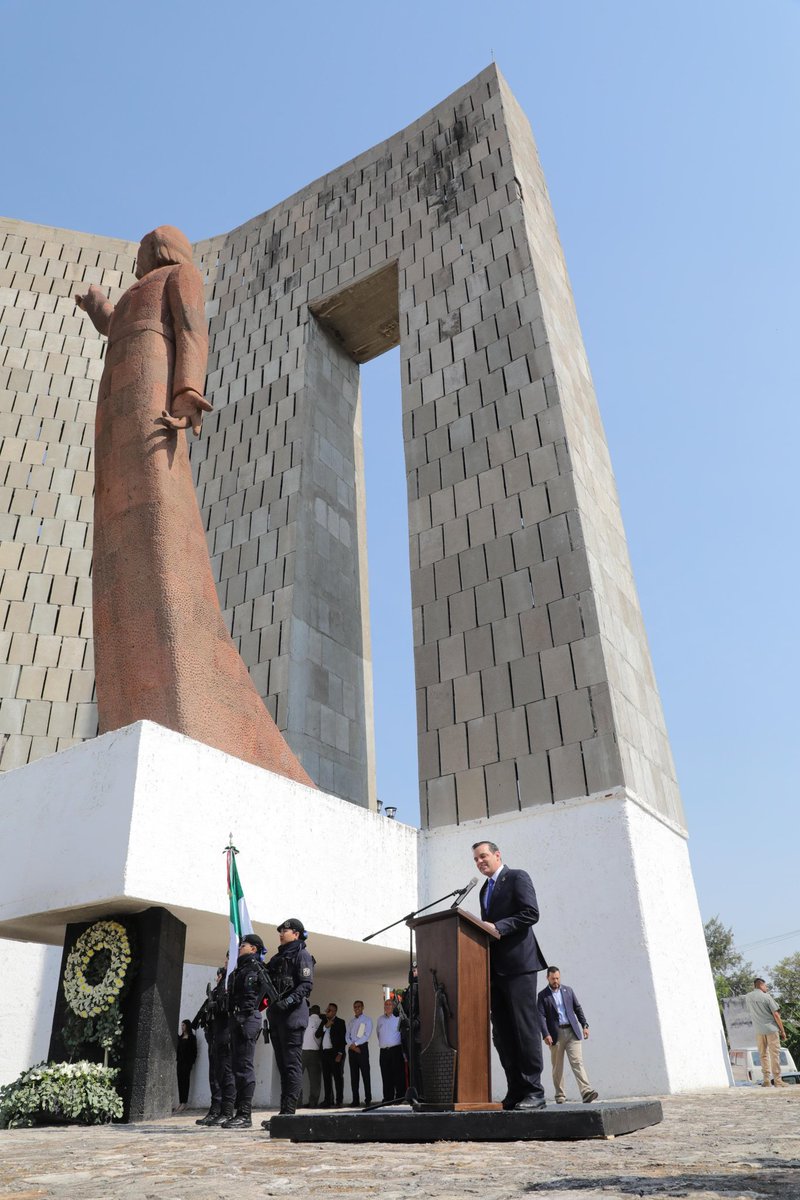 jorgelona1's tweet photo. Un honor representar a la Gobernadora @LibiaDennise en la celebración de los 273 años del natalicio de Don Miguel Hidalgo y Costilla, cuyo grito despertó a la nación entera a la libertad y la independencia, trazando la ruta en la que avanzamos hoy con el orgullo de ser mexicanos. https://t.co/qI3g3nHKJe