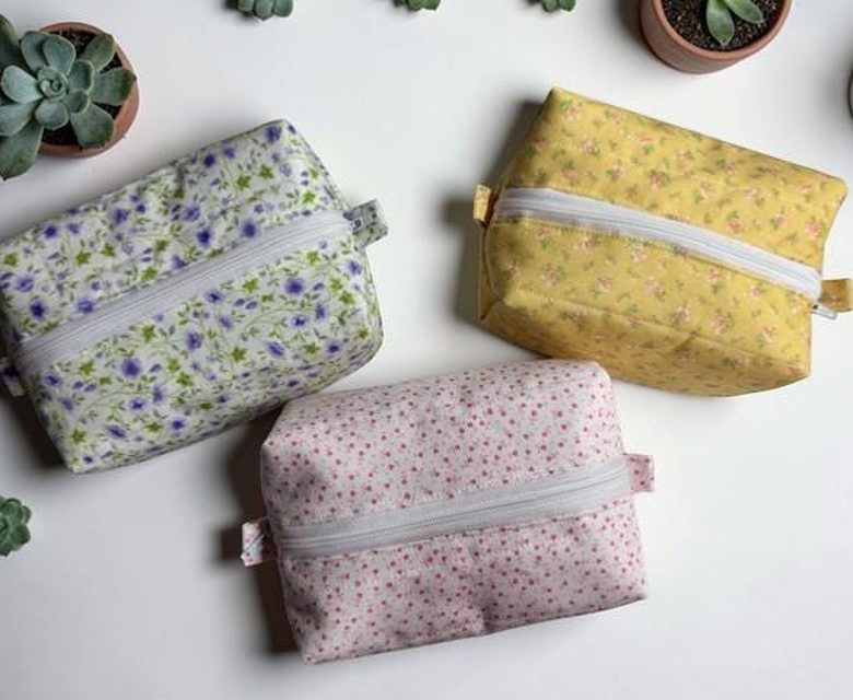 sewingfromsammy's tweet photo. Who says mini can't be mighty? β¨ This Handmade Quilted Mini Makeup Bag by @SassyChicksC is the cutest addition to your beauty stash. Treat yourself or a friend! #MiniMakeupBag #QuiltedBag #HandmadeBeauty https://t.co/PJBZ7r6bb9