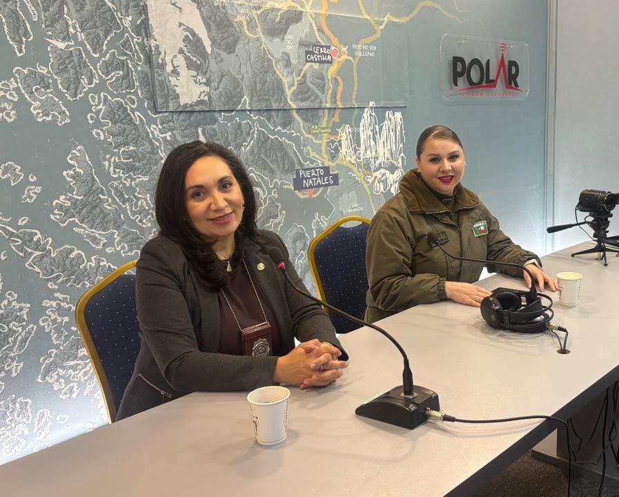 PDI_Magallanes's tweet photo. 🎙️En @RadioPolar y en el marco del Día de la Madre, la jefa de la Brigada de Investigación Criminal #PuntaArenas, Subprefecta Valeria Hernández Araneda, destacó el compromiso y vocación de las mujeres que compatibilizan su labor con la maternidad y el servicio público. 👩‍👧‍👦🕵️‍♀️👮‍♀️🇨🇱 https://t.co/RztDDI8BNN
