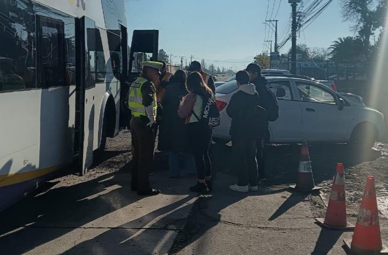 carab_ohiggins's tweet photo. Un detenido por conducir sin licencia profesional y numerosas  infracciones en el tránsito, son el resultado de un operativo de control y fiscalización desarrollado por @carab_ohiggins Tenencia de Carreteras #Cachapoal en conjunto con personal del @MTTOhiggins, en Ruta Travesía, a la altura de #Olivar.
#OrdenyPatria
