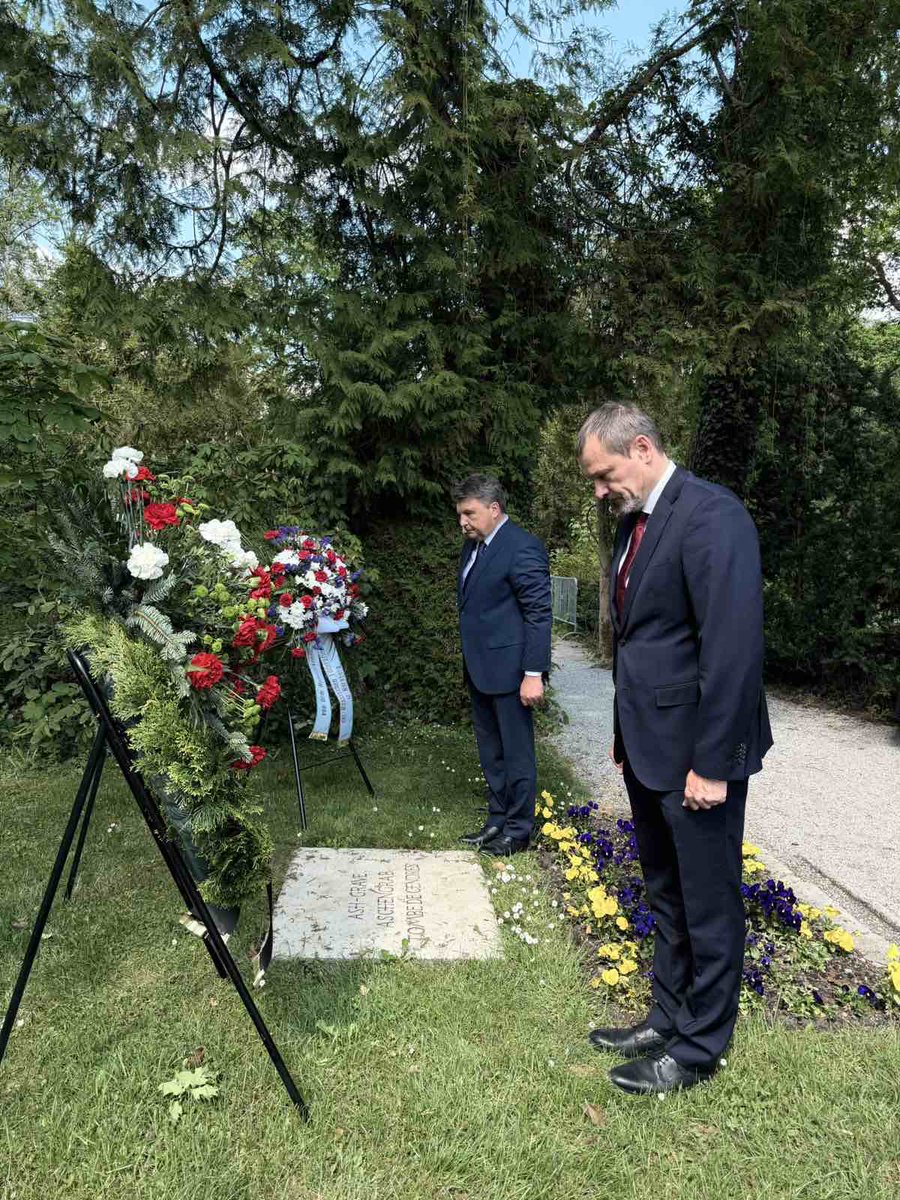 BelarusEmbDe's tweet photo. Der 🇧🇾Generalkonsul in München legte 08.05 gemeinsam mit 🇷🇺Kollegen Kränze zum Tag des Sieges in der Gedenkstätte KZ Dachau nieder. Die Teilnehmer gedachten der Opfer mit einer Schweigeminute. Die Verwaltung ist in diesem Jahr noch weiter gegangen - Reden in🇷🇺Sprache verboten https://t.co/qHBoHwejlk